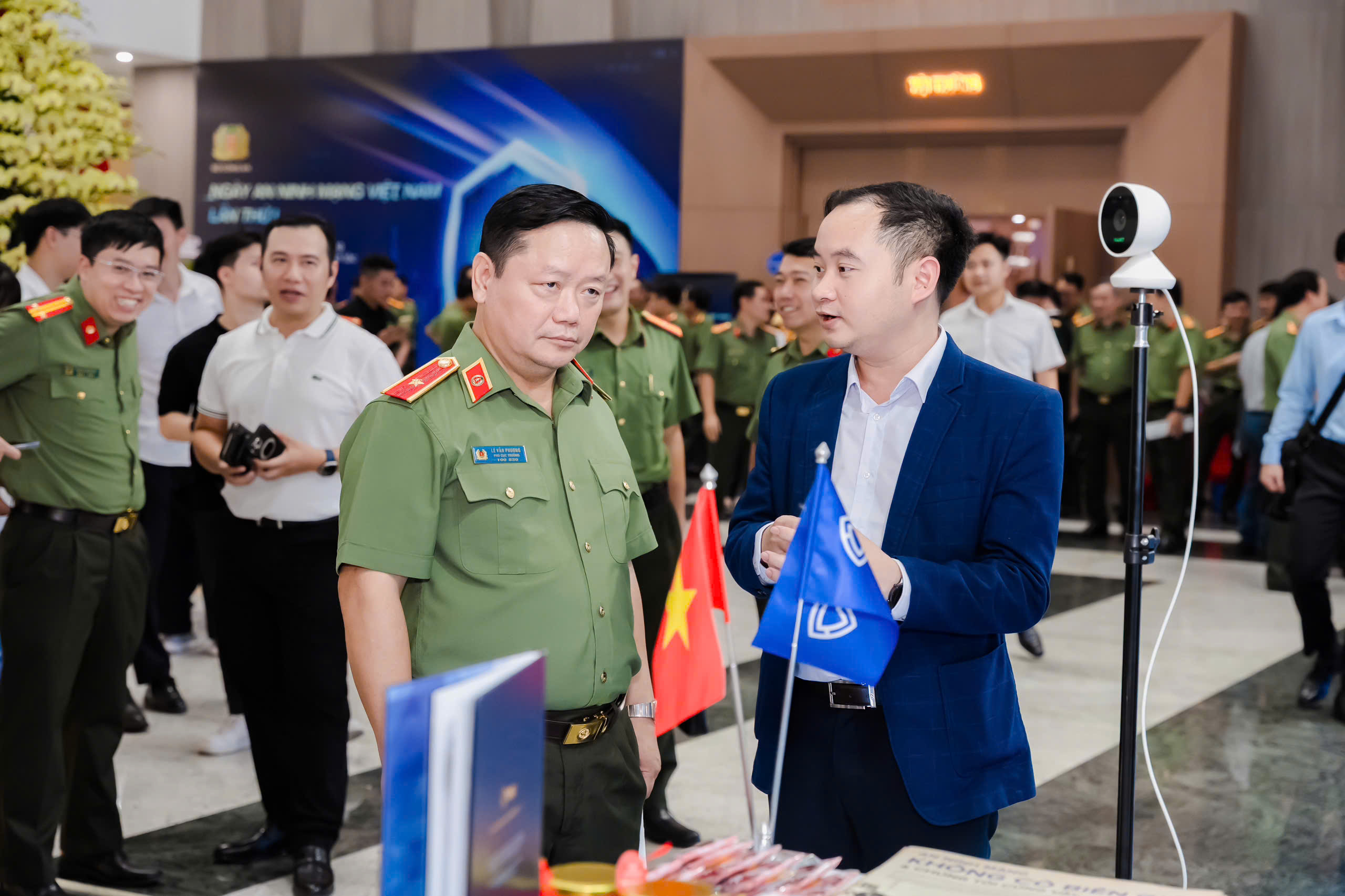 Hình ảnh khách tham quan Gian hàng VSEC trong sự kiện 