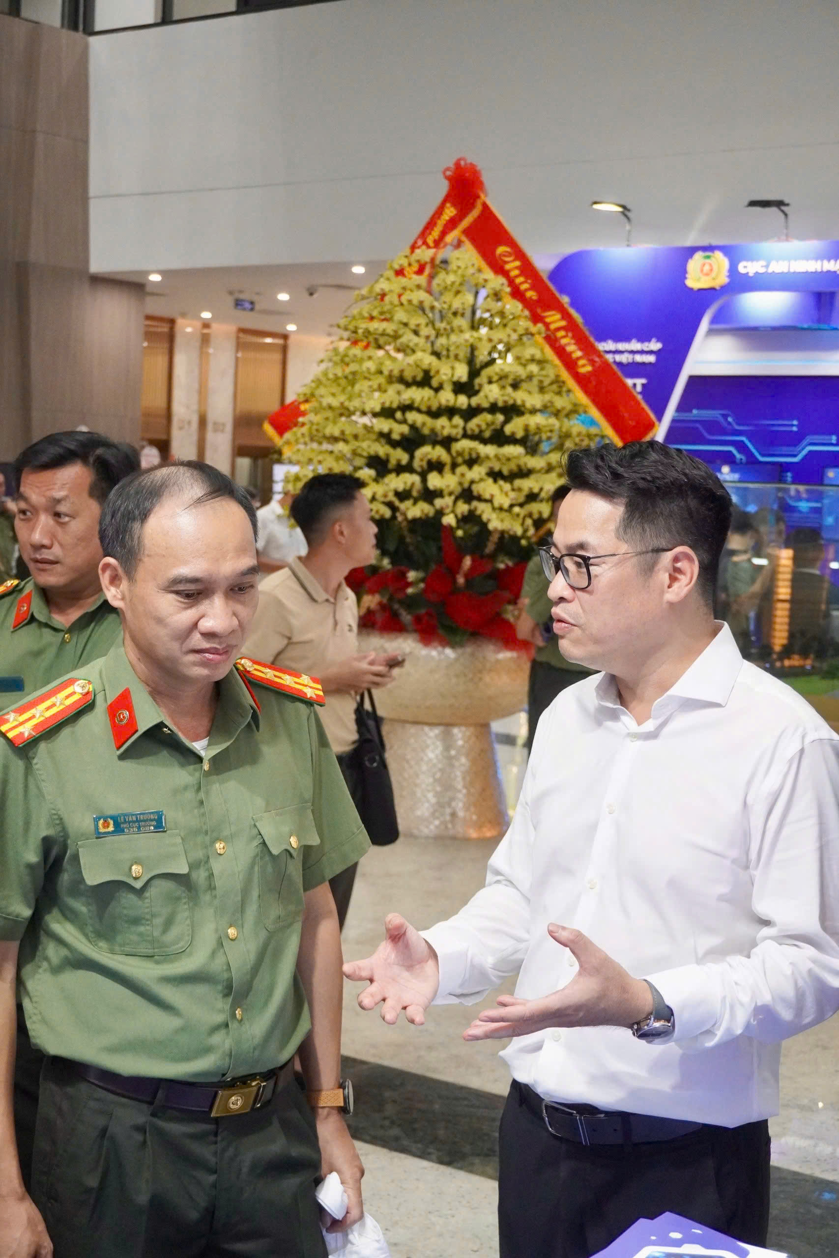 Ông Vũ Duy Hiền (bên phải), Tổng Giám đốc NCS giới thiệu về hệ sinh thái an ninh mạng