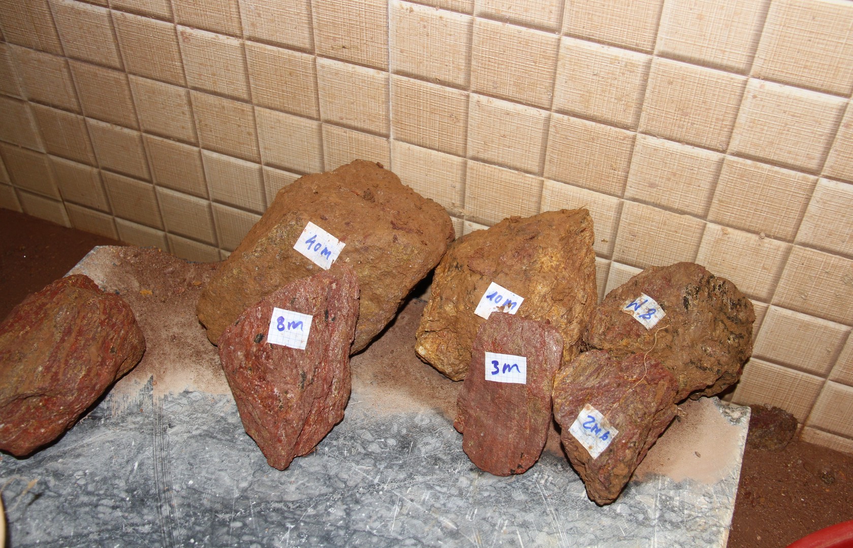 Các viên đá sỉ giá trị thấp, thậm chí là không có giá trị được các đối tượng sử dụng để thực hiện hành vi lừa đảo chiếm đoạt tài sản. Ảnh: CQĐT cung cấp