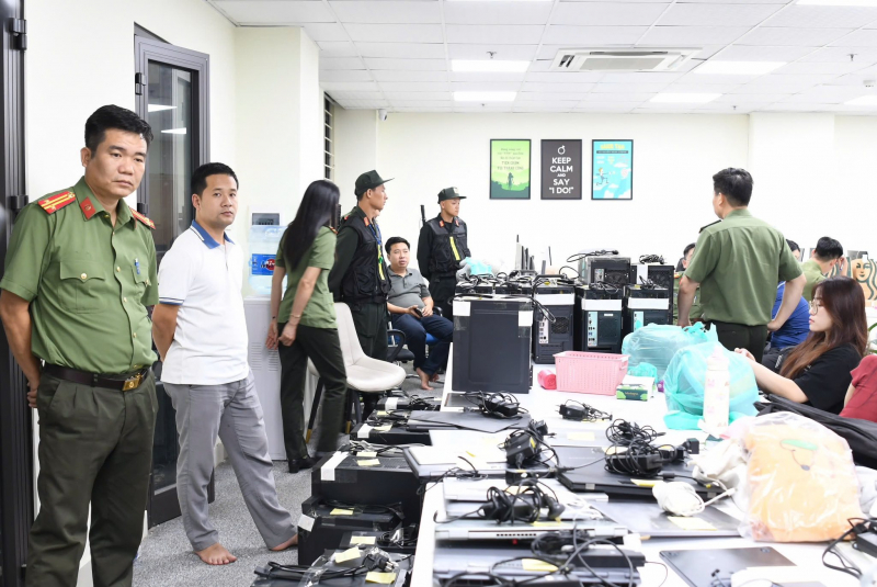 Công an tỉnh Phú Thọ phối hợp với cơ quan chức năng khám xét, thu giữ nhiều tài liệu liên quan. Ảnh: CAND