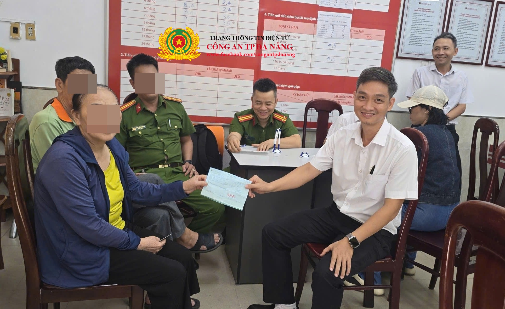 Sau khi ngăn chặn được việc bà P. chuyển tiền, cơ quan Công an phối hợp với Ngân hàng hoàn tất các thủ tục trả lại số tiền 300 triệu đồng cho bà P.