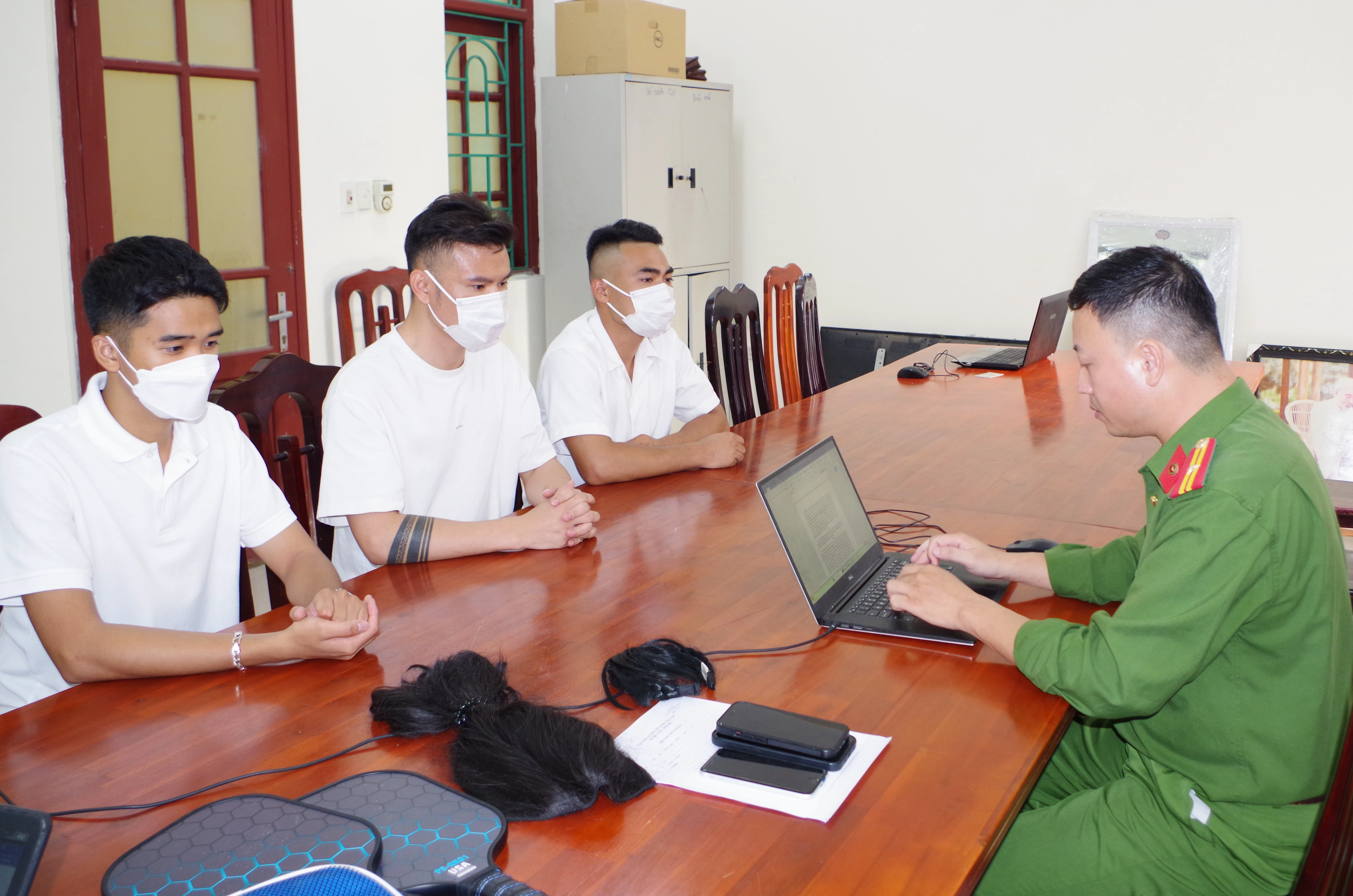 Cơ quan Công an làm việc với 3 nam thanh niên đăng tải thông tin sai sự thật trên mạng xã hội. Ảnh: Công an Ninh Bình