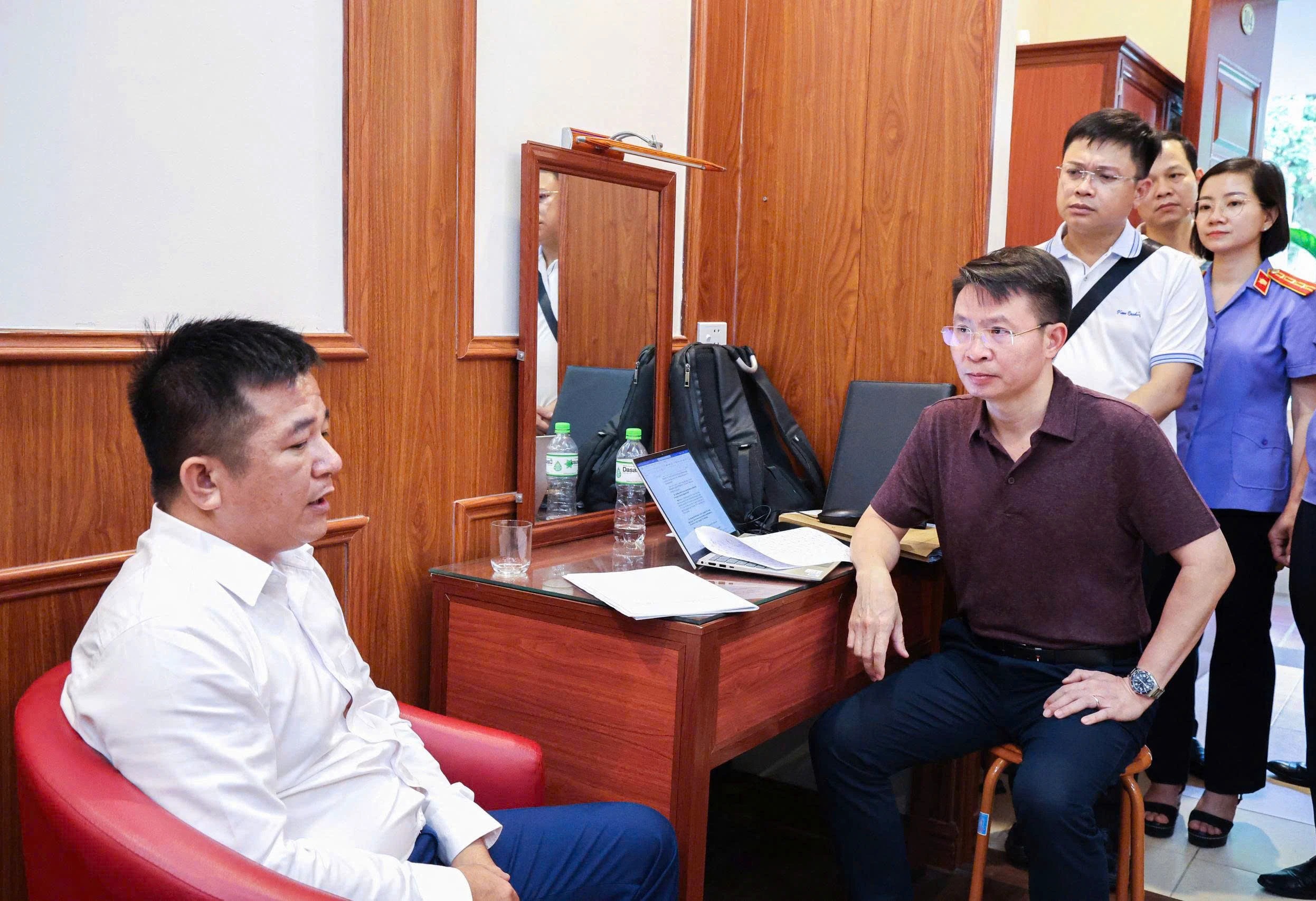 Thiếu tướng Nguyễn Minh Tuấn, Giám đốc Công an tỉnh Phú Thọ trực tiếp lấy lời khai đối tượng cầm đầu Nguyễn Chánh Đáng trong ổ nhóm tội phạm.