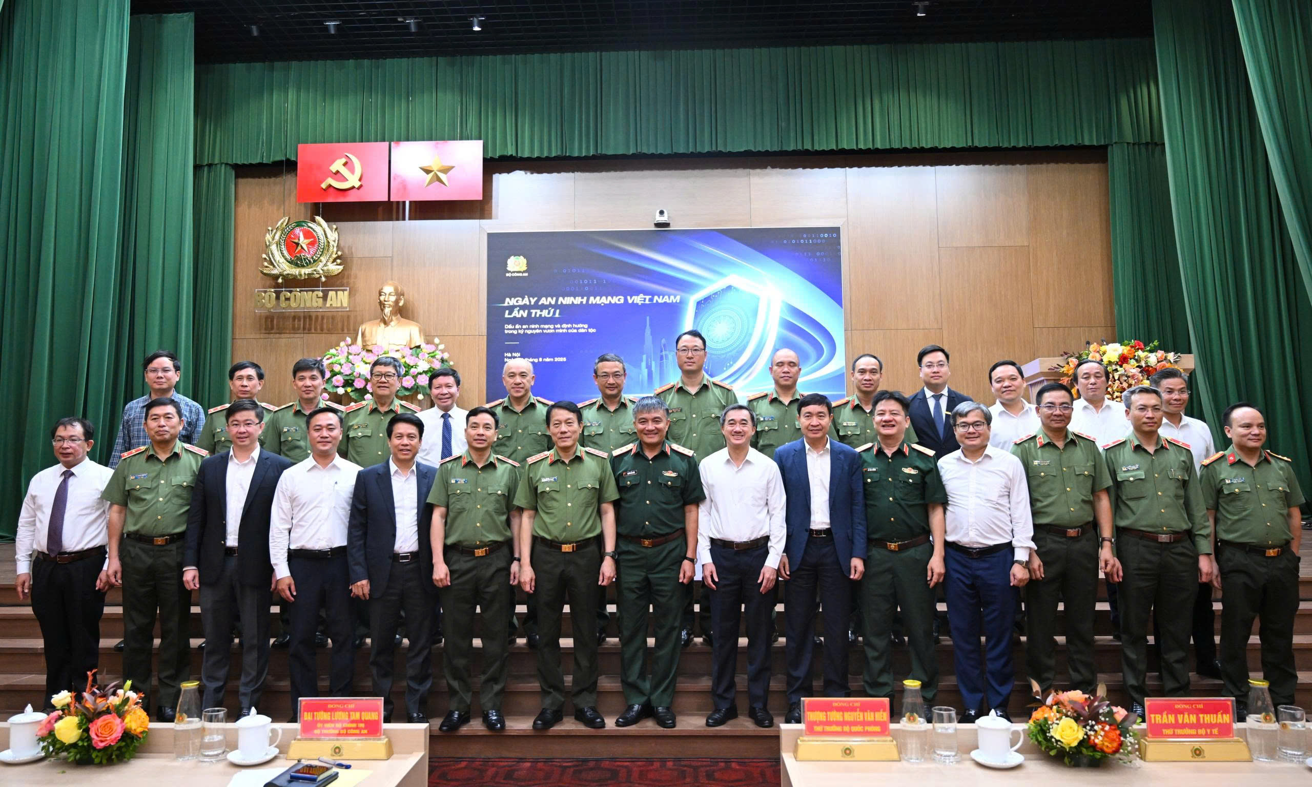 Bộ trưởng Lương Tam Quang và các đại biểu dự Ngày An ninh mạng Việt Nam.