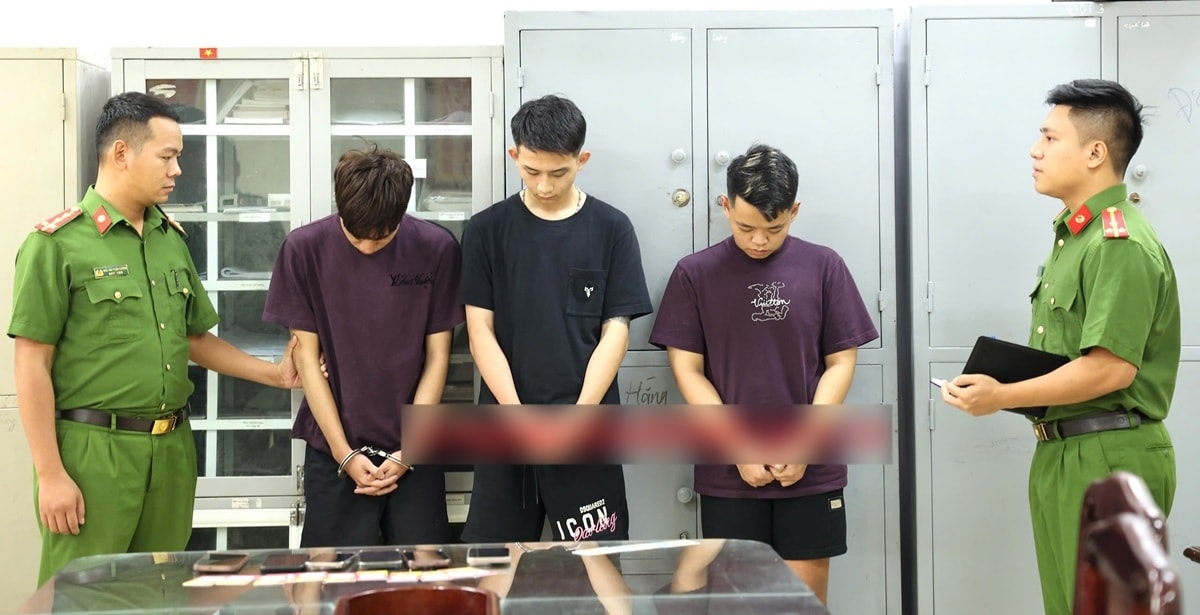 Các đối tượng tại Cơ quan Cảnh sát điều tra (từ trái qua phải: Bùi Đức Huấn, Hoàng Đức Toàn, Tạ Nguyễn Hoàng). Ảnh: Công an Ninh Bình