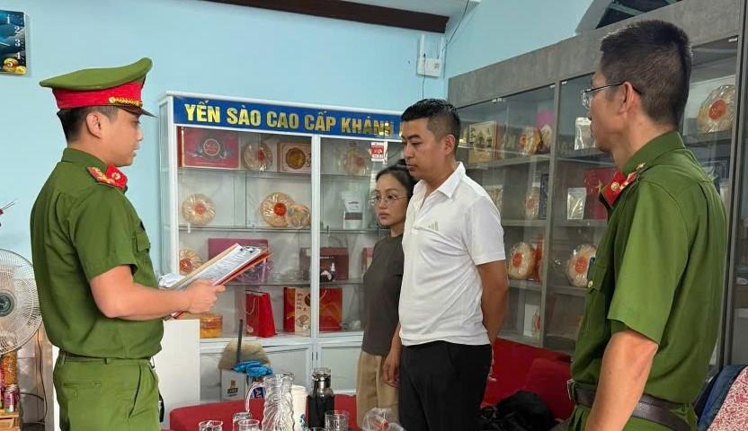 Công an TP Đà Nẵng thực hiện lệnh bắt đối với vợ chồng Trần Quang Trà