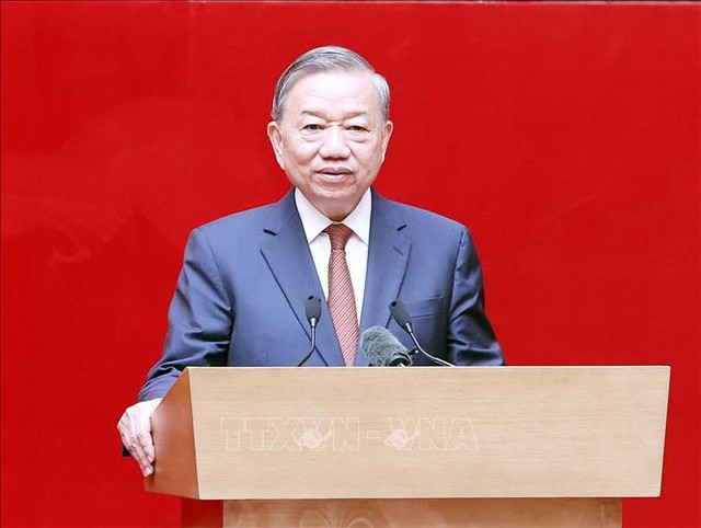 Tổng Bí thư Tô Lâm bày tỏ xúc động khi được gặp các tướng lĩnh, sĩ quan cấp cao, các Anh hùng Lực lượng vũ trang nhân dân, những người đã và đang góp phần viết nên những trang sử hào hùng, oanh liệt của lực lượng Công an nhân dân Việt Nam - Ảnh: TTXVN