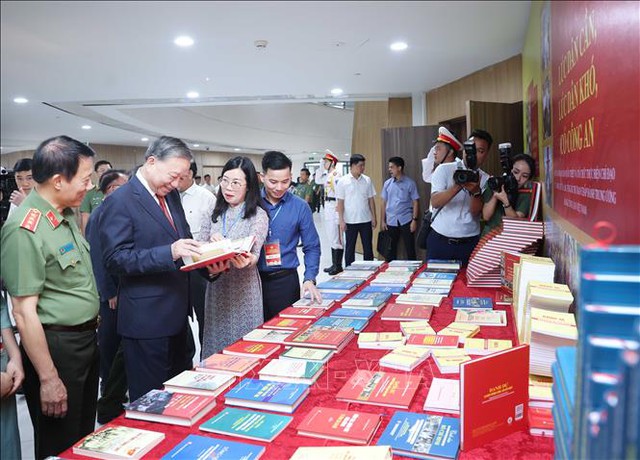 Tổng Bí thư Tô Lâm tham quan trưng bày sách - TTXVN