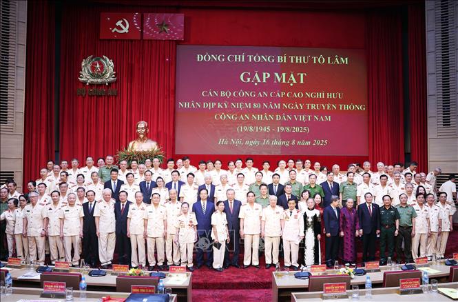 Tổng Bí thư Tô và cán bộ công an cấp cao nghỉ hưu - Ảnh: TTXVN