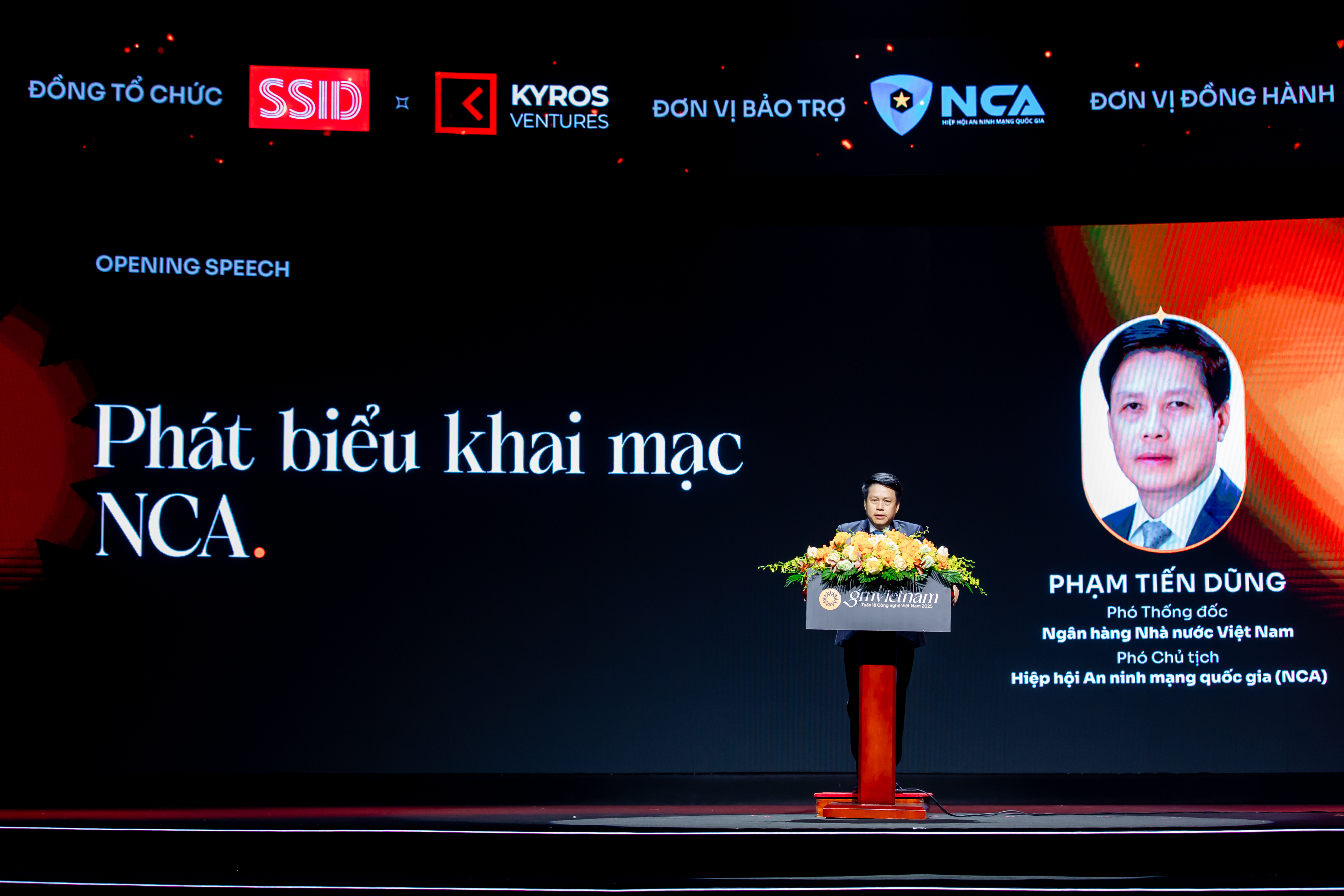 Ông Phạm Tiến Dũng - Phó Thống đốc Ngân hàng Nhà nước Việt Nam - Phó Chủ tịch Hiệp hội An ninh mạng Quốc gia phát biểu khai mạc sự kiện