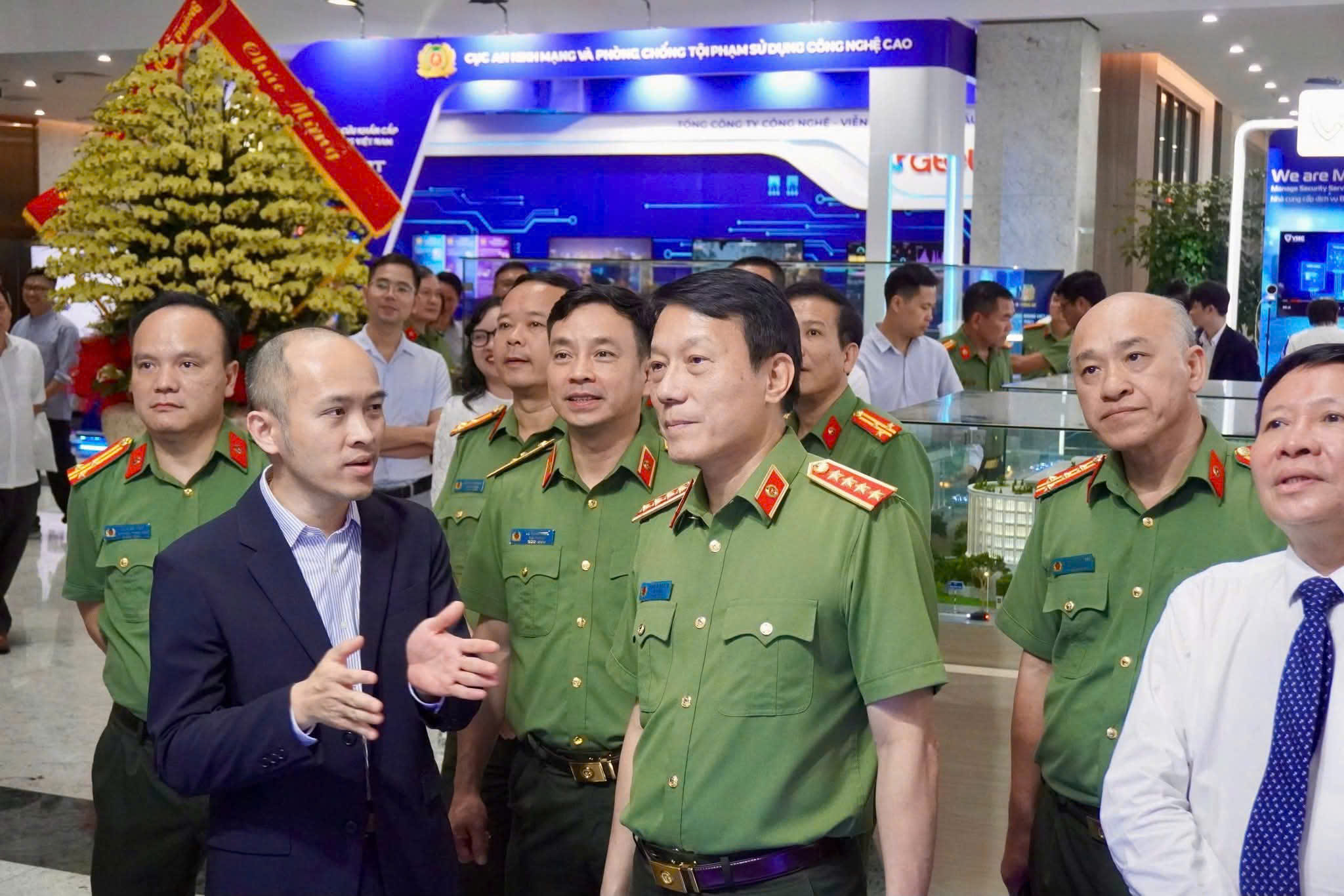 Gian hàng vinh dự được Đại tướng Lương Tam Quang, Ủy viên Bộ Chính trị, Bộ trưởng Bộ Công an, Chủ tịch Hiệp hội An ninh mạng quốc gia cùng các đại biểu ghé thăm