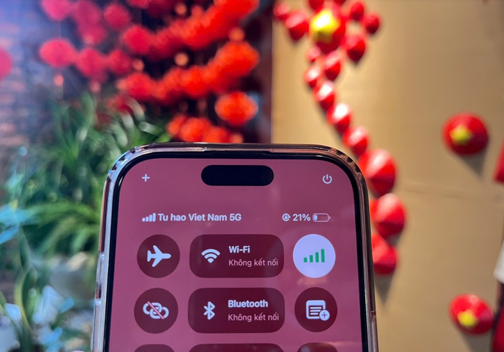 Từ khoảnh khắc bất ngờ khi dòng chữ “VinaPhone” trên điện thoại được thay bằng thông điệp “Tu hao Viet Nam” (Tự hào Việt Nam), đến sự chuẩn bị hạ tầng viễn thông - CNTT cho sự kiện A80 và gian hàng công nghệ tại Triển lãm thành tựu kinh tế - xã hội 80 năm, VNPT tiếp tục khẳng định vai trò tập đoàn công nghệ số quốc gia.