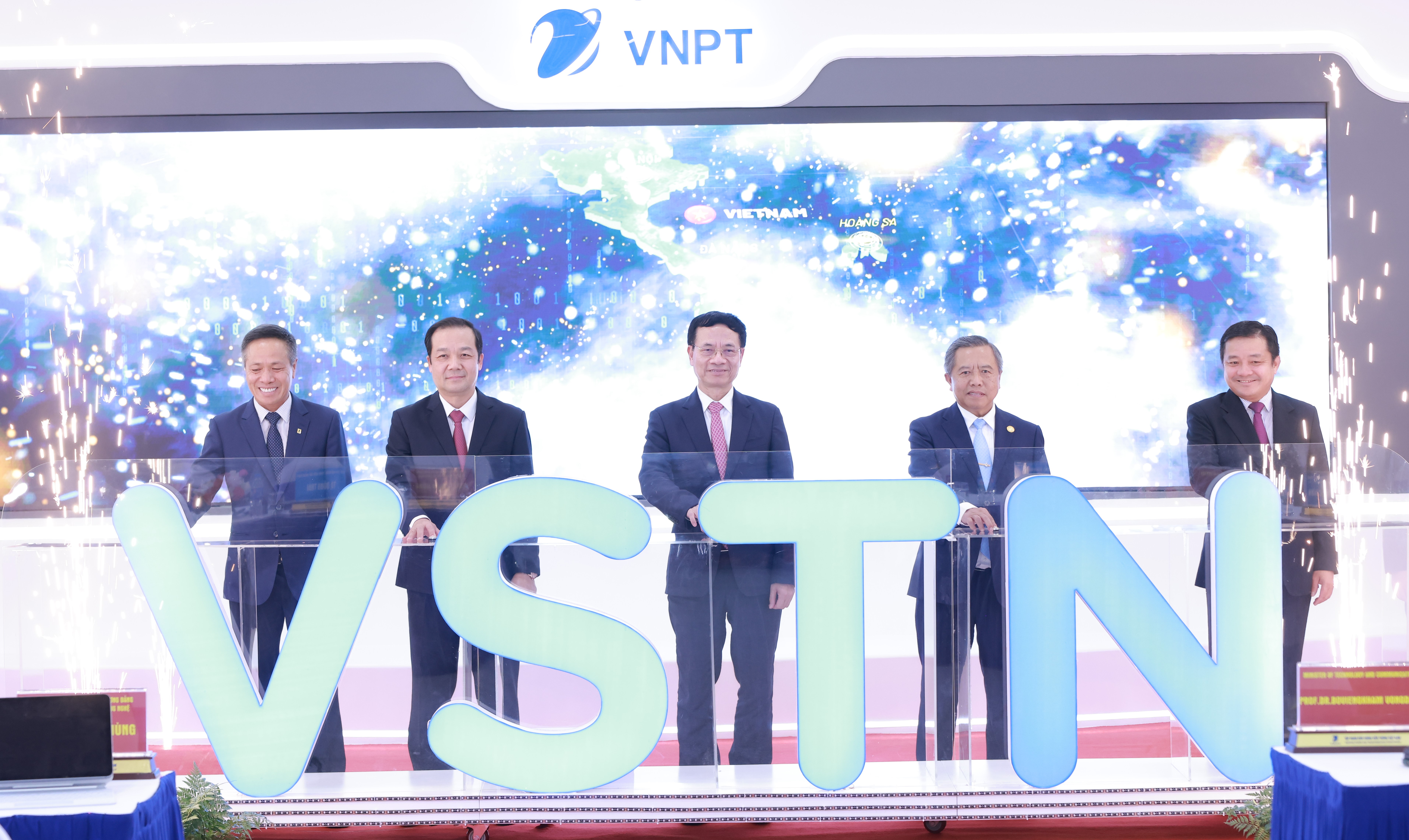 Các đại biểu thực hiện nghi thức khai trương tuyến cáp đất quốc tế VSTN
