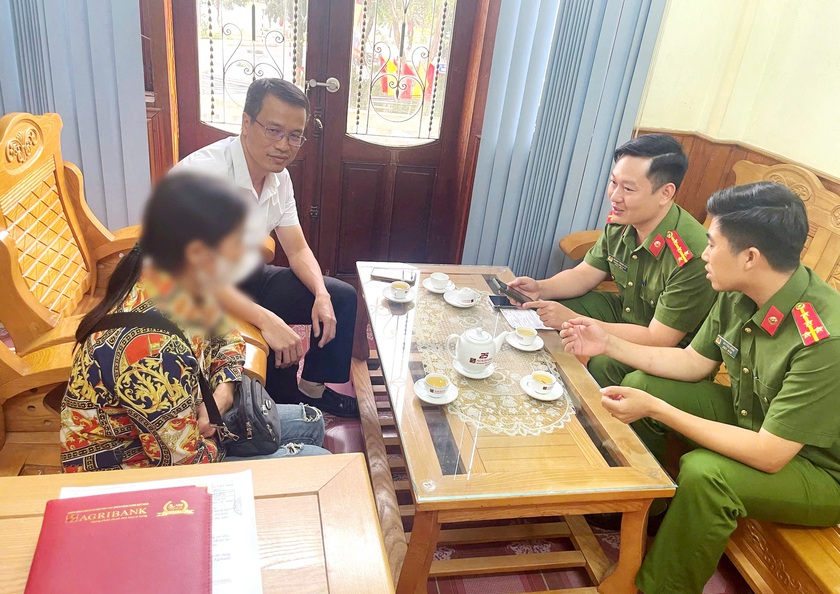 Công an huyện Văn Bàn (Lào Cai) kịp thời hỗ trợ chị T. không chuyển 100 triệu đồng cho đối tượng lừa đảo qua mạng xã hội.
