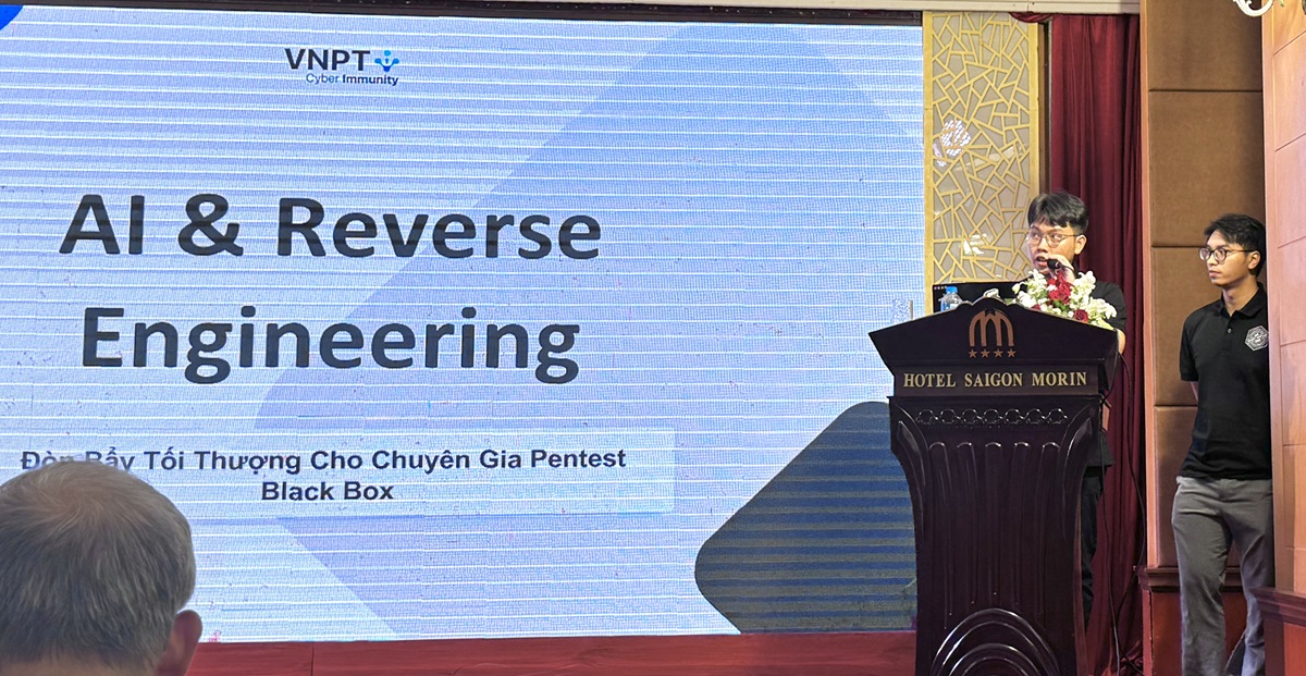 Hai kỹ sư bảo mật của VNPT Cyber Immunity chia sẻ tham luận tại Security Bootcamp 2025.