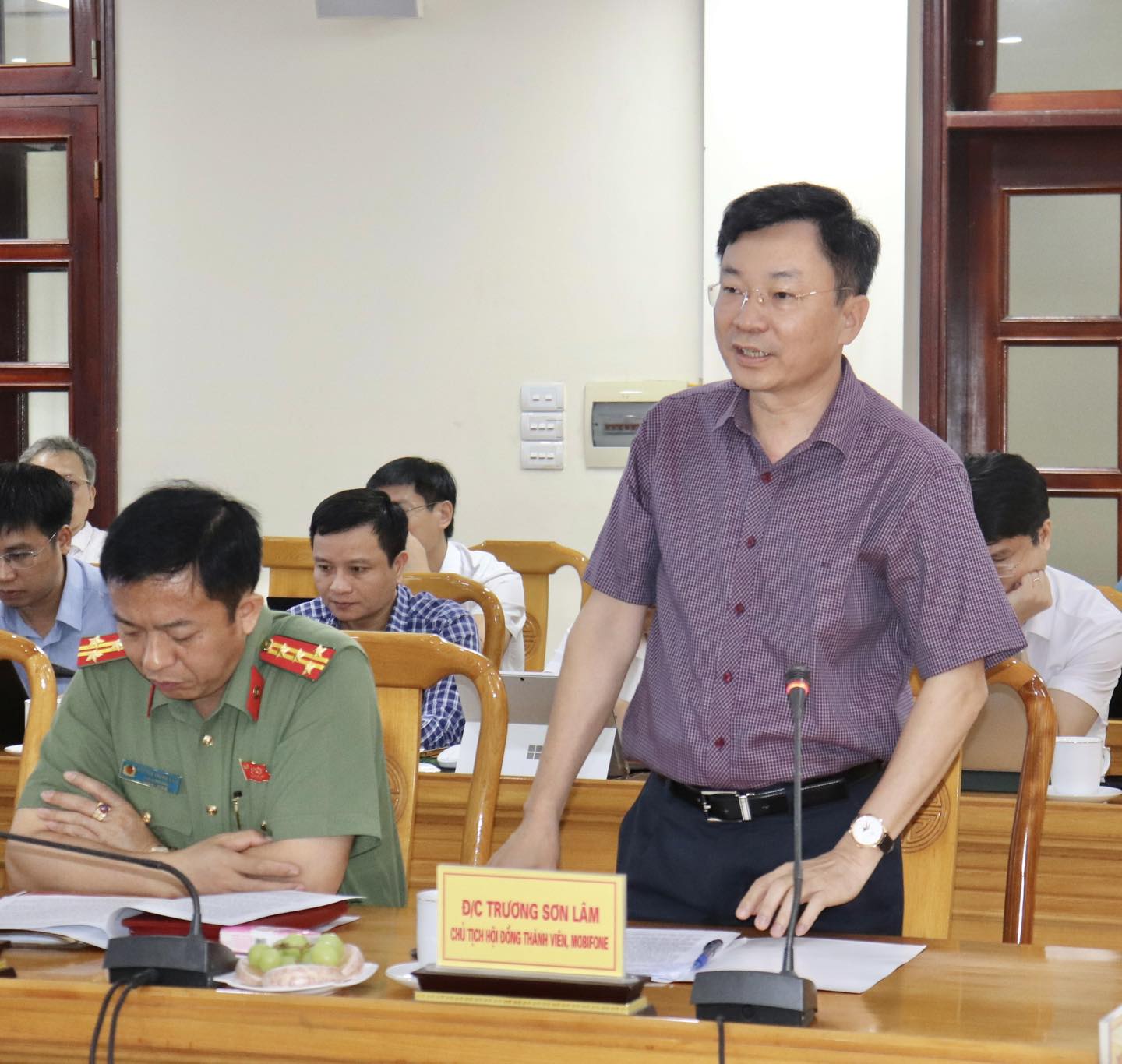 Đồng chí Trương Sơn Lâm, Chủ tịch Hội đồng thành viên Tổng Công ty Viễn thông Mobifone trao đổi tại buổi làm việc.