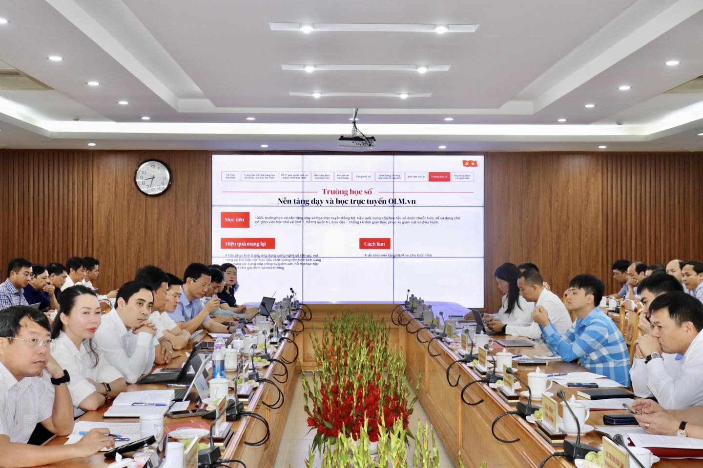 Quang cảnh buổi họp.