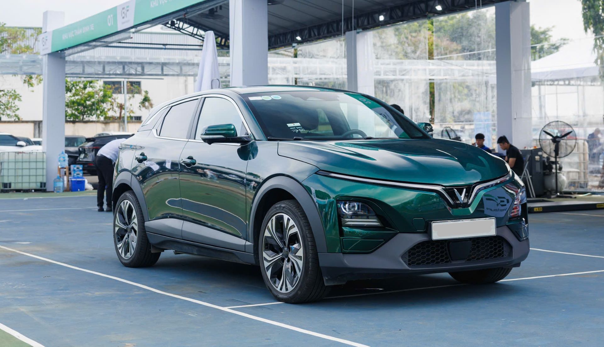 Từ xe xăng, người dùng Việt “tậu” cả dàn xe điện VinFast, đặc biệt thích VF 6 vì những lý do này