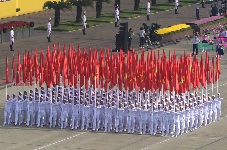 Khối Quốc kỳ-Đảng kỳ - Ảnh: VGP