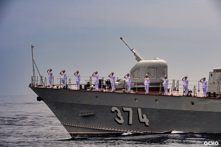 Tàu tên lửa tham gia diễu binh trên biển - Ảnh: VGP/QCHQ