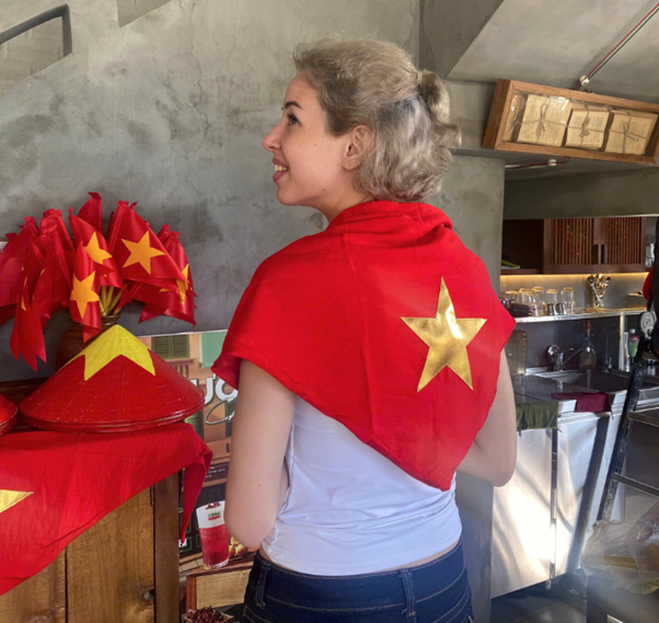 Du khách nước ngoài háo hức check-in cùng lá cờ Việt Nam