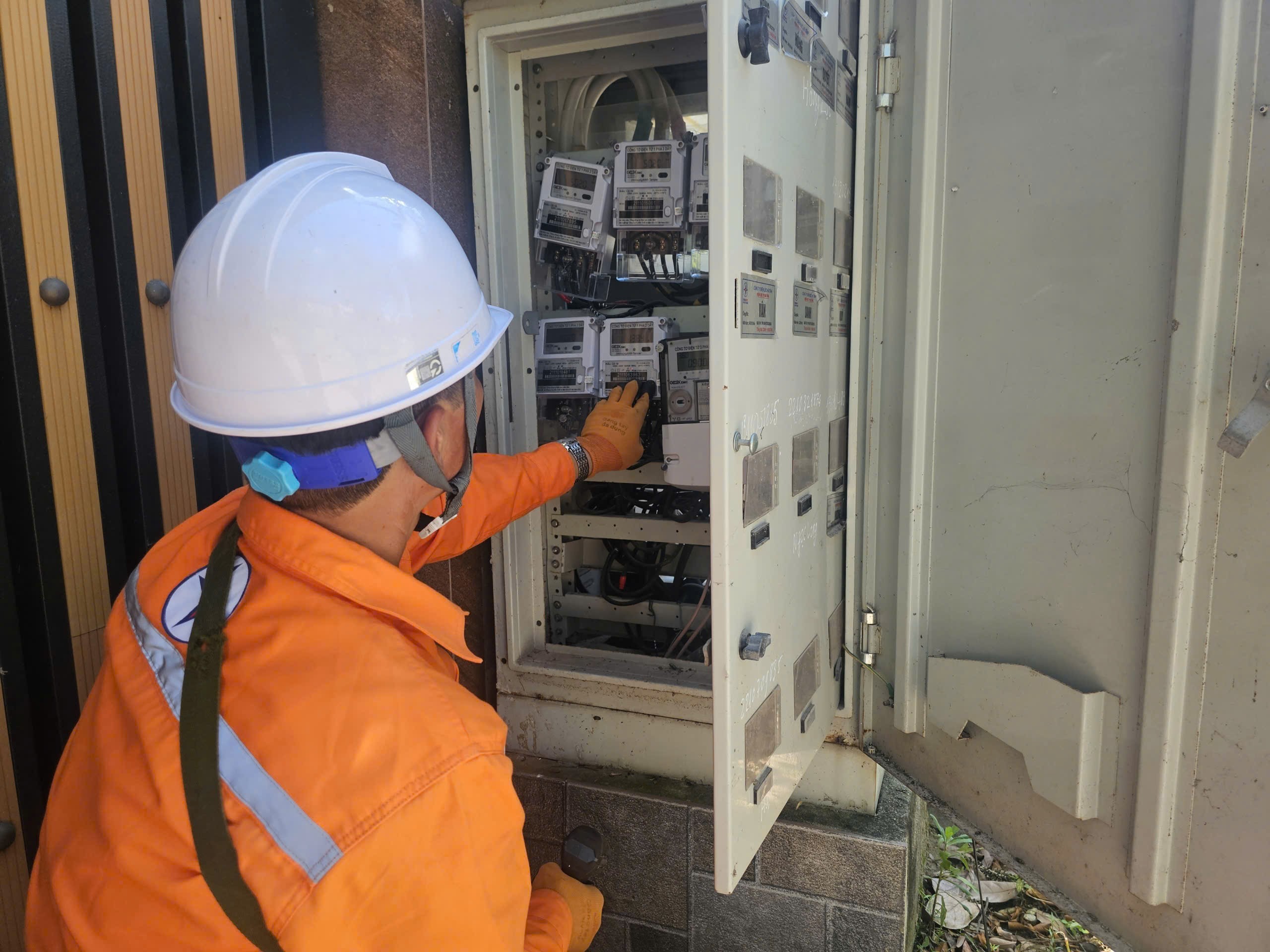 Công nhân EVNNPC trực tiếp kiểm tra công tơ tại hiện trường