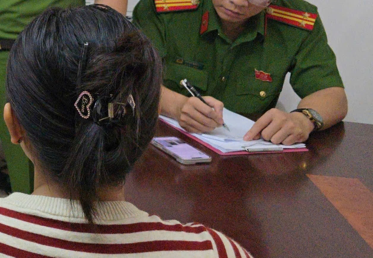 Công an xã Quảng Chính, tỉnh Thanh Hóa mời và làm việc với công dân C.T.H về việc đưa thông tin sai lệch lên mạng xã hội.