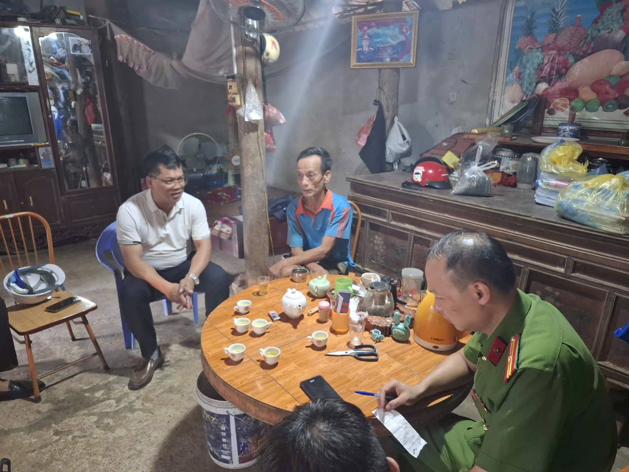 Lực lượng Công an xã Hùng Việt phối hợp với Đội QLĐLKV Cẩm Khê (PC Phú Thọ) cung cấp thông tin chính xác cho khách hàng