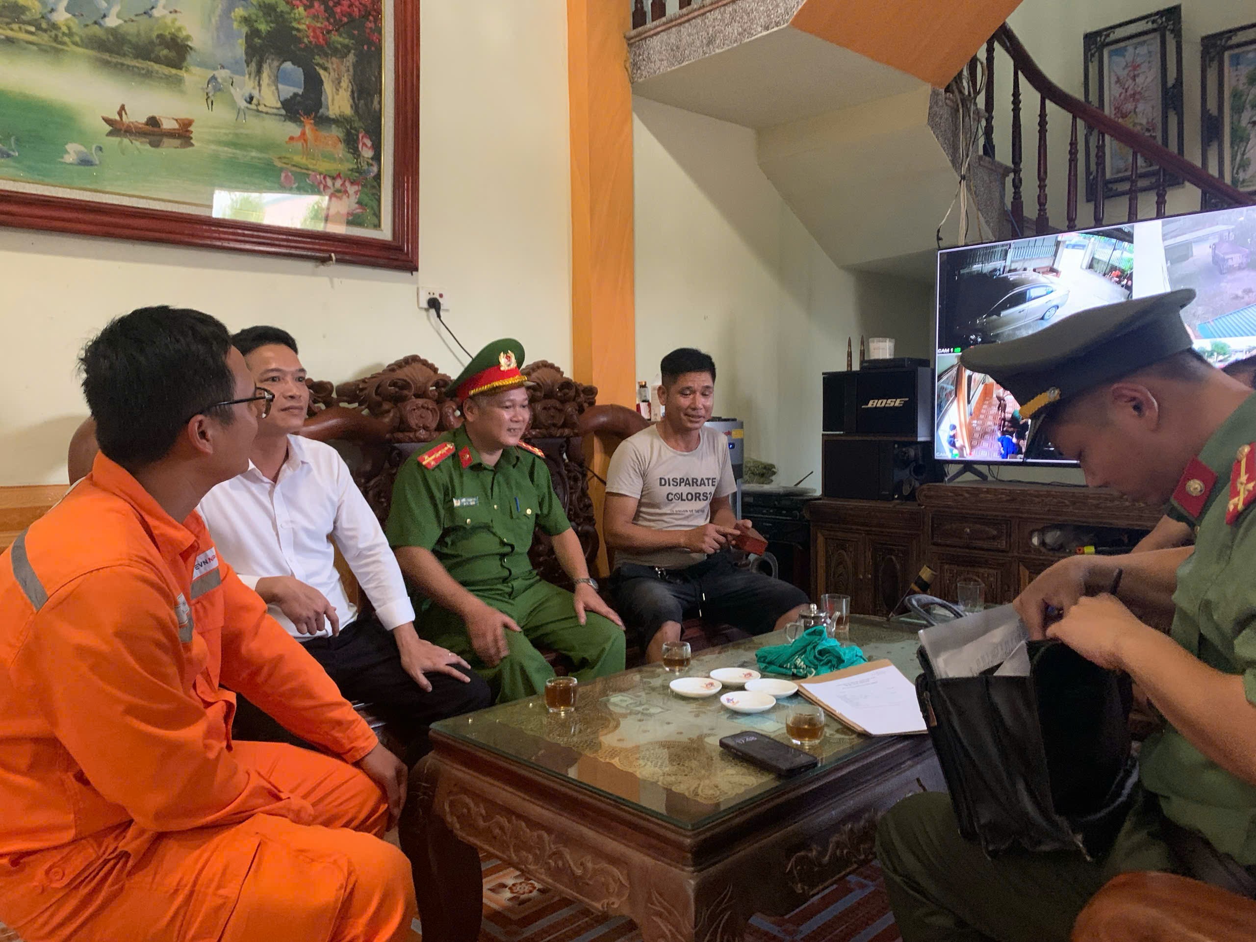 Đội Quản lý Điện lực khu vực Ân Thi (PC Hưng Yên) phối hợp cùng khách hàng Hồ Văn Trường làm việc với Công an xã Ân Thi