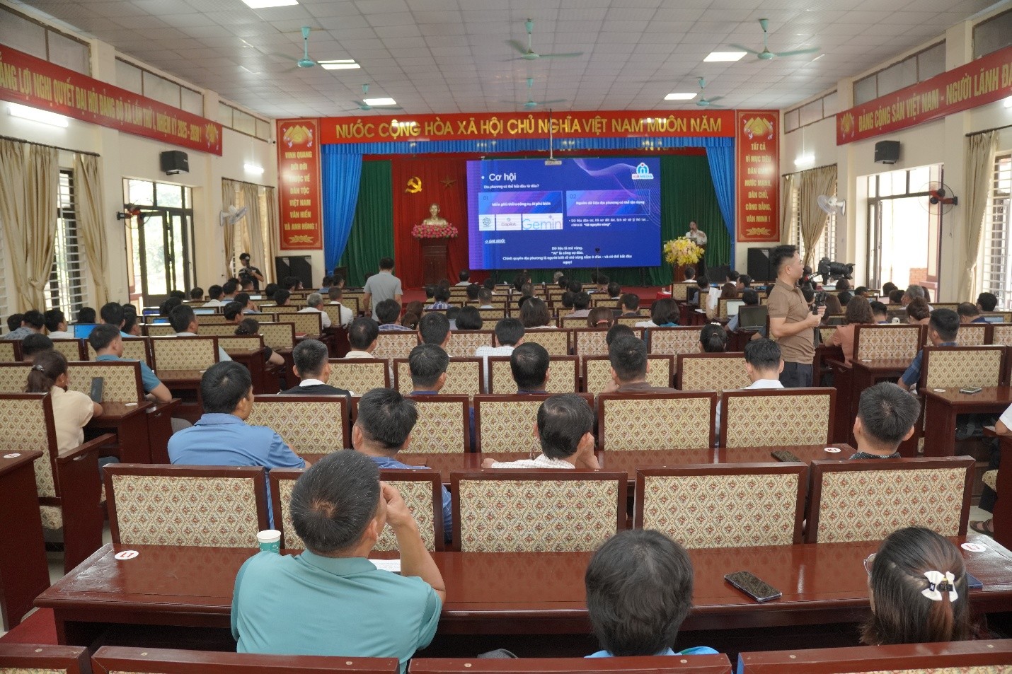 Gần 200 cán bộ tham dự buổi tập huấn AI tại xã Sơn Lương – Phú Thọ