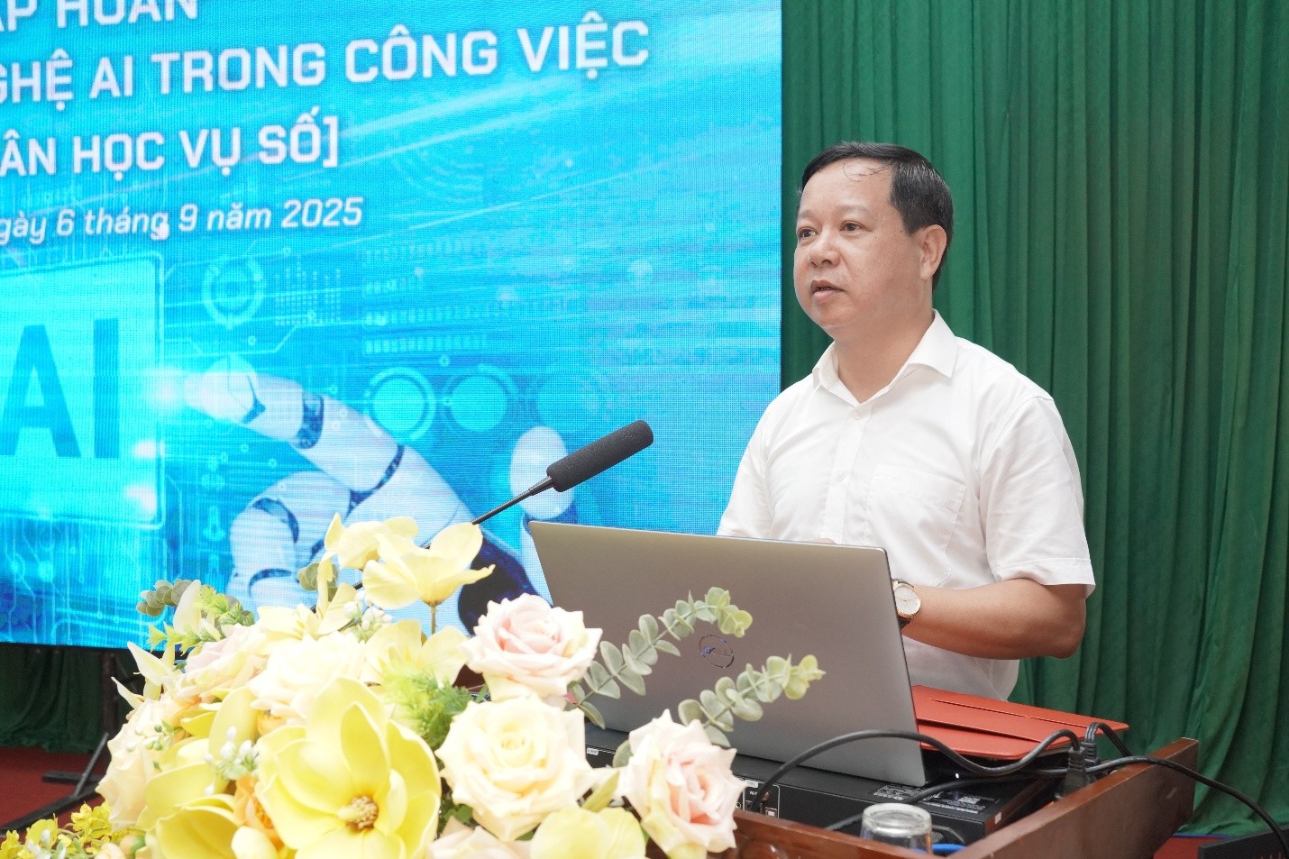 Ông Hà Việt Hùng – Bí thư Đảng uỷ, Chủ tịch HĐND xã Sơn Lương phát biểu tại buổi tập huấn