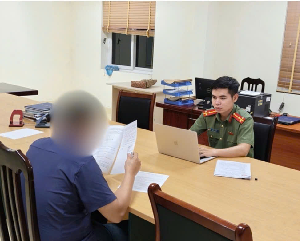 Công an xã làm việc với bà C.T.N