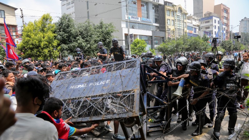 Cảnh sát ngăn dòng người biểu tình bạo loạn phản đối Chính phủ tại thủ đô Kathmandu, Nepal ngày 8/9/2025. (Ảnh: Anadolu Agency/TTXVN).