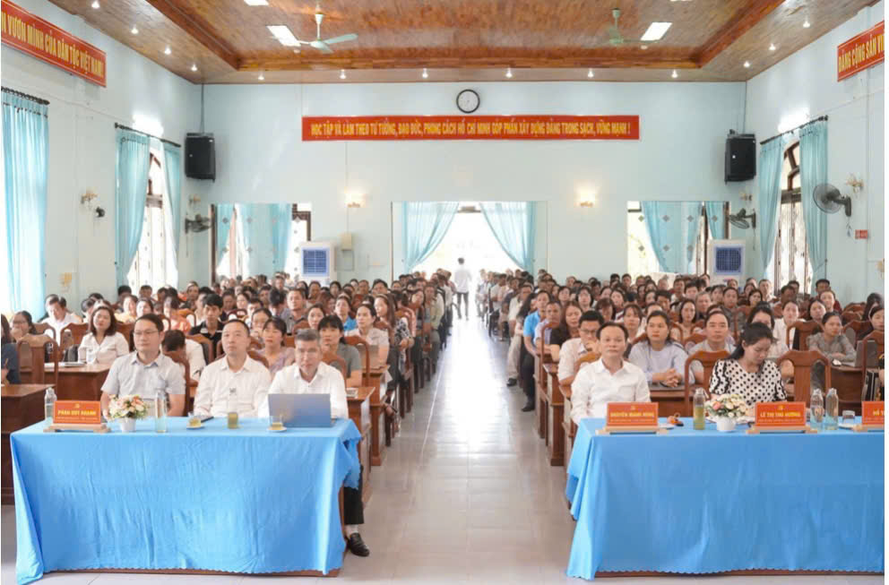 Hơn 200 cán bộ địa phương tham gia buổi tập huấn đầy hứng khởi