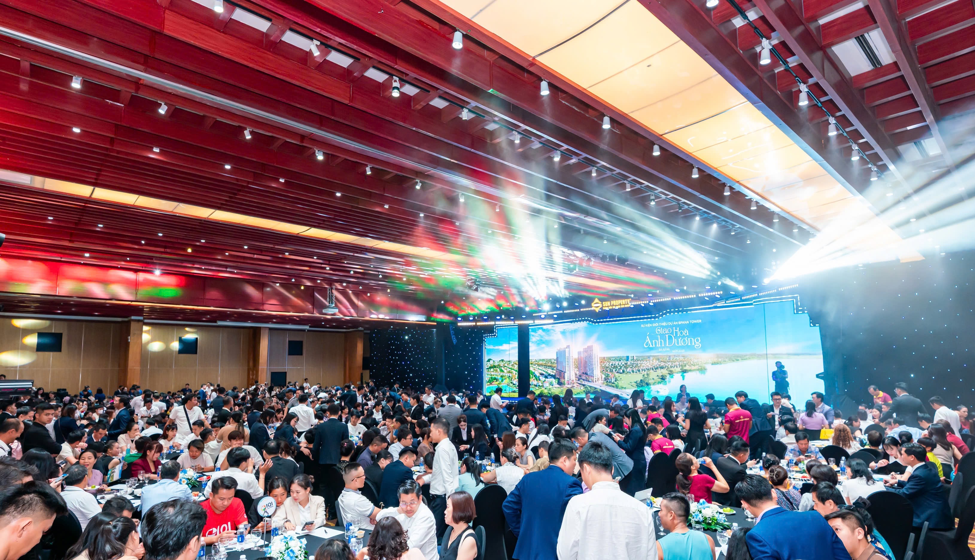 Hơn nghìn khách hàng đổ về tham dự sự kiện giới thiệu dự án Spana Tower. (Ảnh: Ánh Dương)