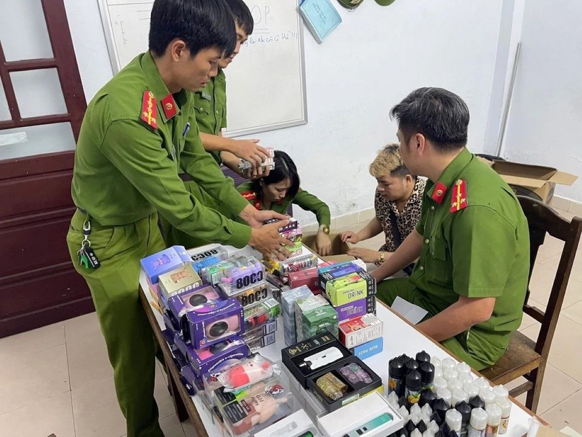Cơ quan công an thu giữ nhiều sản phẩm thuốc lá điện tử nghi có chứa chất ma túy.