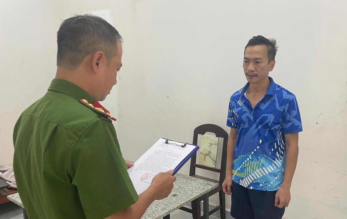 Cơ quan Cảnh sát điều tra Công an TP Đà Nẵng tống đạt các quyết định đối với Trần Hùng Cường.