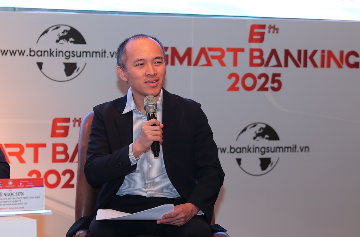 Ông Vũ Ngọc Sơn - Trưởng Ban Nghiên cứu, tư vấn, phát triển công nghệ và Hợp tác quốc tế, Hiệp hội An ninh mạng Quốc gia với vai trò điều phối tại tọa đàm mở - Hội thảo Chuyên đề 1 với chủ đề “Quản trị an ninh mạng trong môi trường rủi ro hiện nay” - Smart Banking 2025.