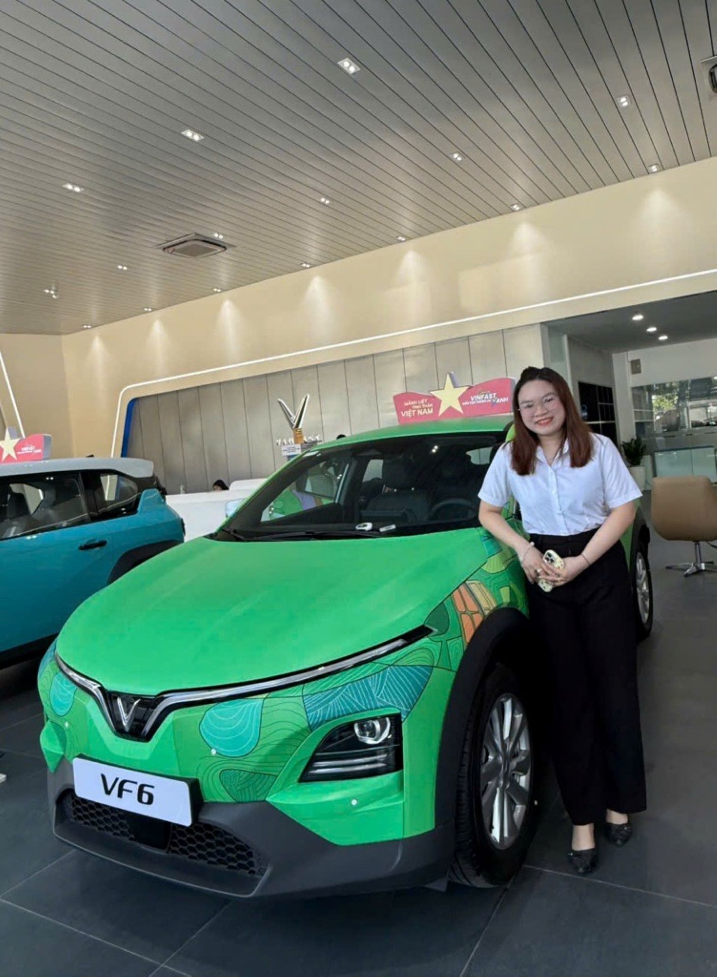 Chị Phương (vợ anh La Hải) bên chiếc xe điện “tâm đắc” của cả gia đình