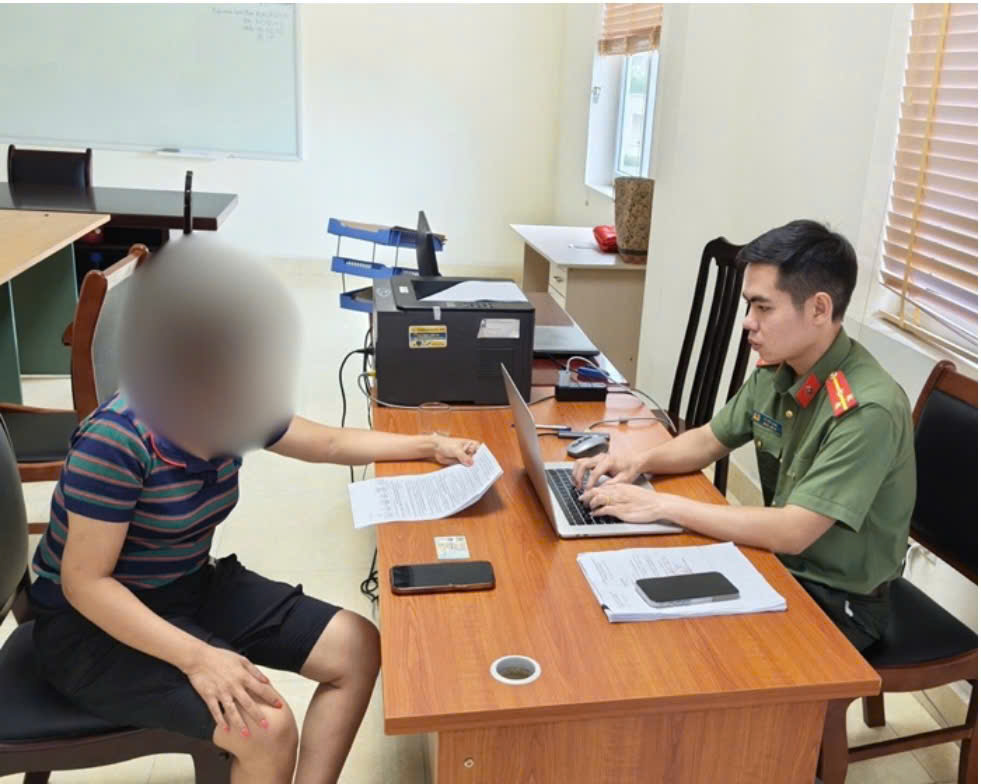 Công an xã làm việc với ông N.T.B