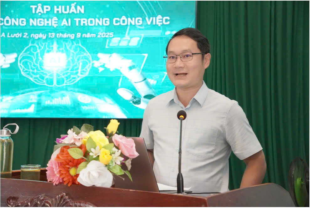 Ông Phan Duy Khanh – Phó Bí thư Đảng uỷ - Chủ tịch HĐND A Lưới 2 phát biểu khai mạc buổi tập huấn
