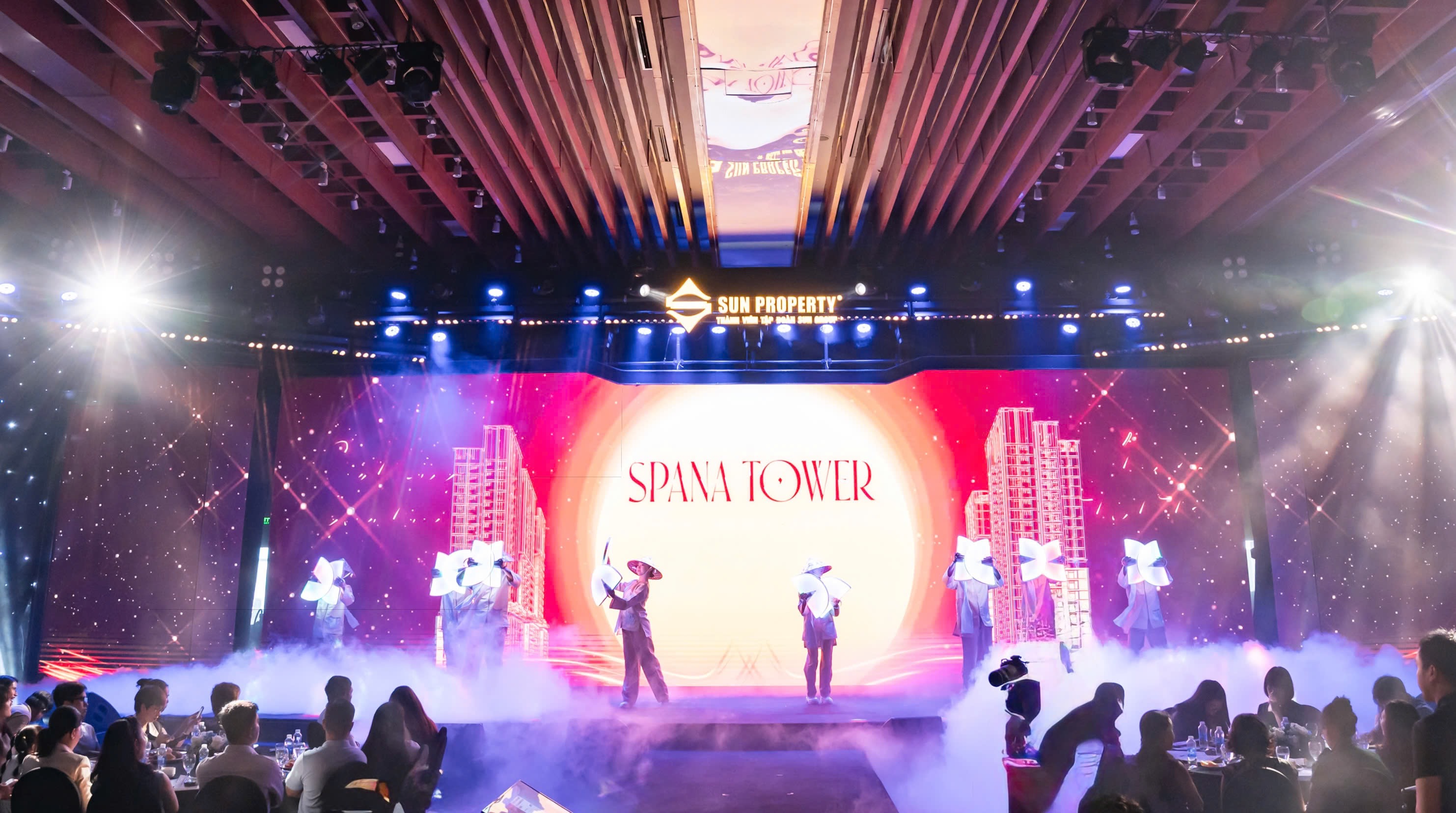 Không gian sự kiện bùng nổ với màn trình diễn hé mở dự án Spana Tower. (Ảnh: Ánh Dương)