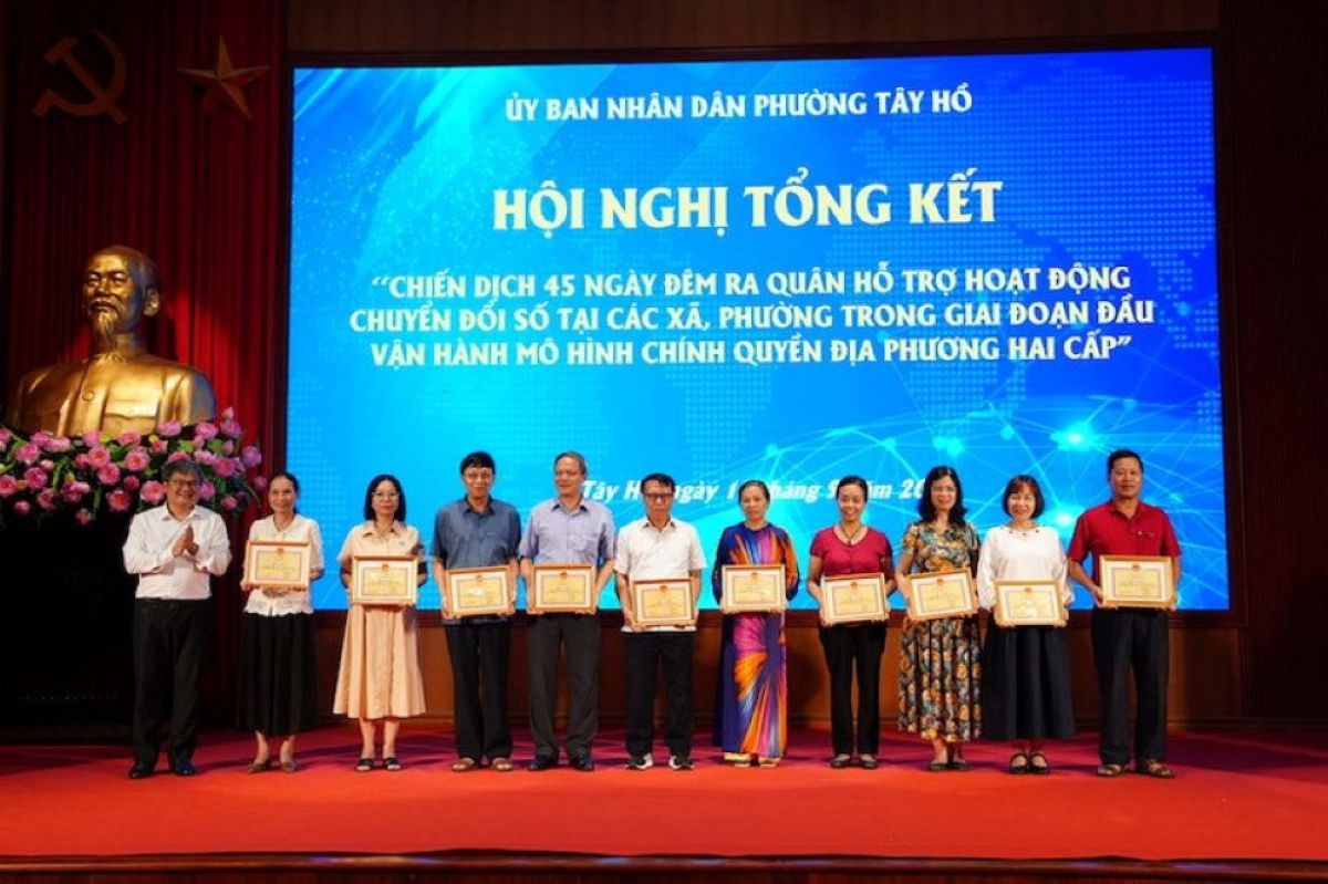 Phó Chủ tịch Ủy ban nhân dân thành phố Hà Nội Trương Việt Dũng trao Giấy khen cho các tập thể có thành tích xuất sắc trong Chiến dịch 45 ngày đêm ra quân hỗ trợ hoạt động chuyển đổi số”.