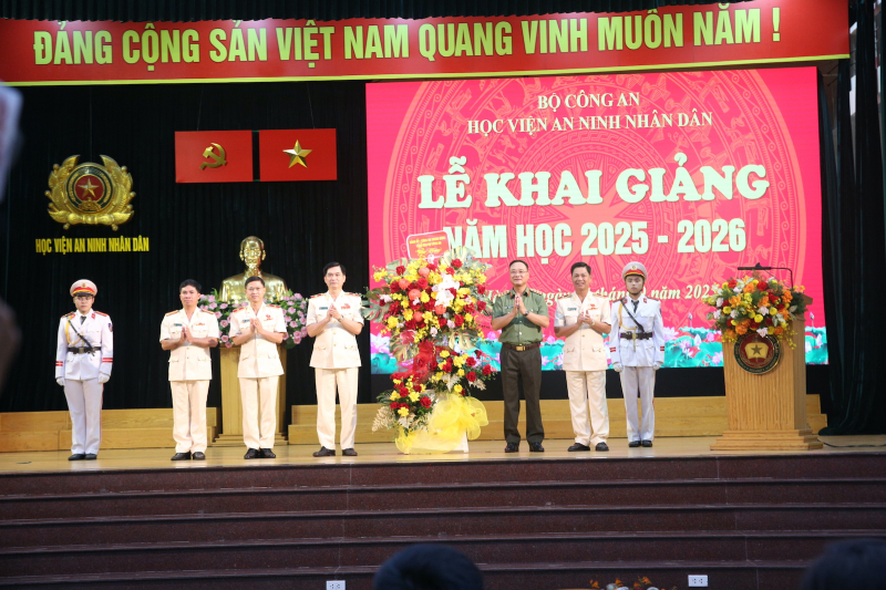 Thứ trưởng Phạm Thế Tùng tặng hoa chúc mừng Học viện ANND. 