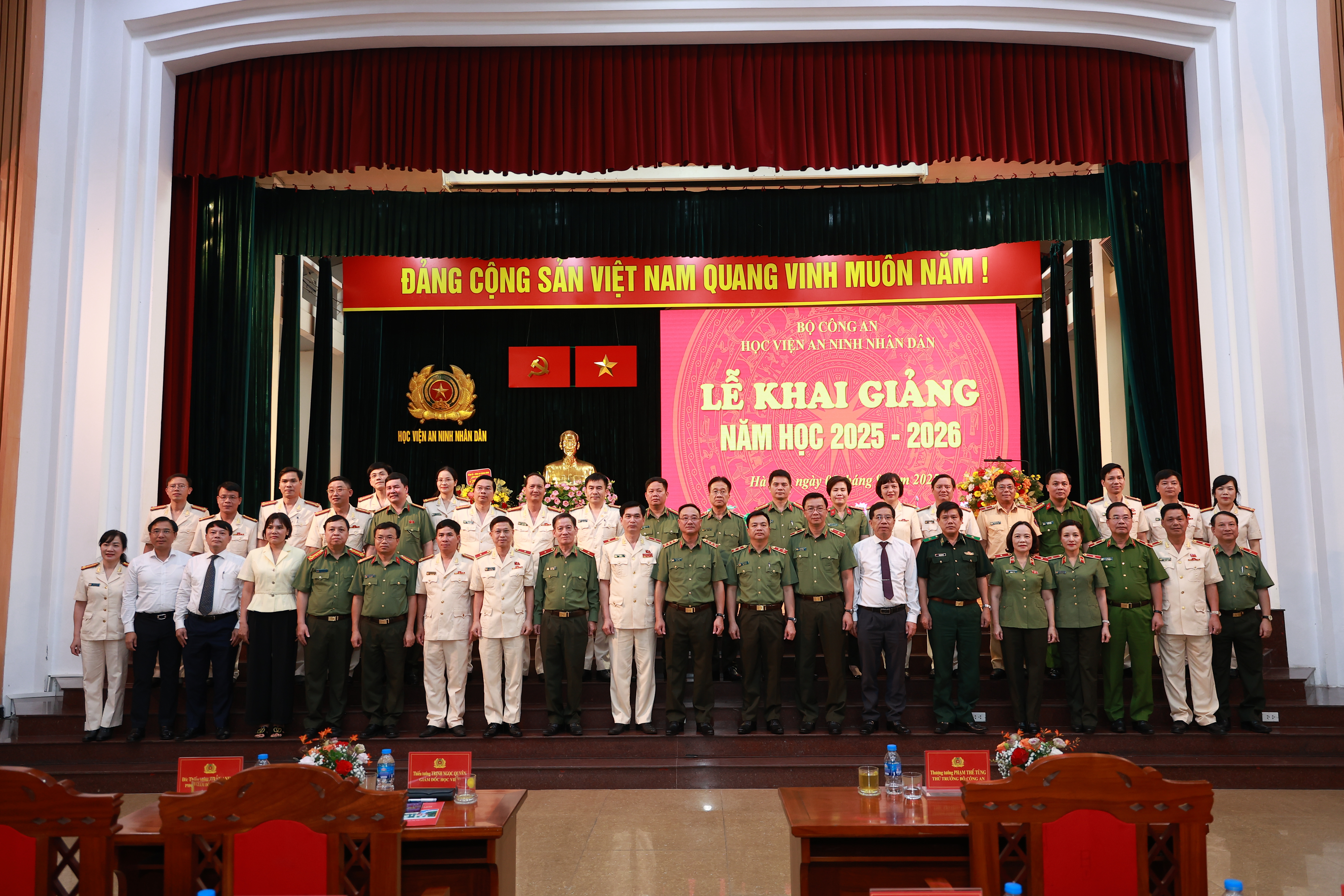 Thứ trưởng Phạm Thế Tùng và các đại biểu dự Lễ khai giảng năm học 2025 - 2026 tại Học viện ANND. 