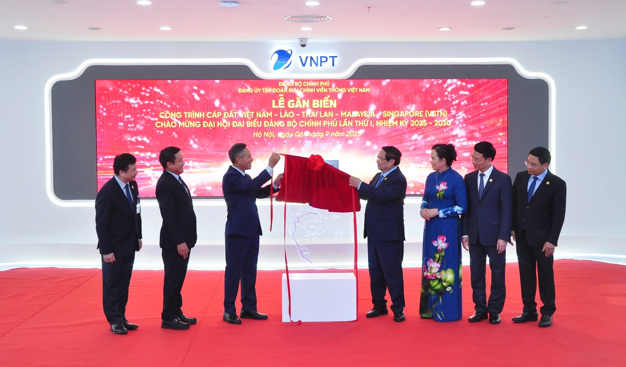 Gắn biển công trình Cáp đất quốc tế VSTN