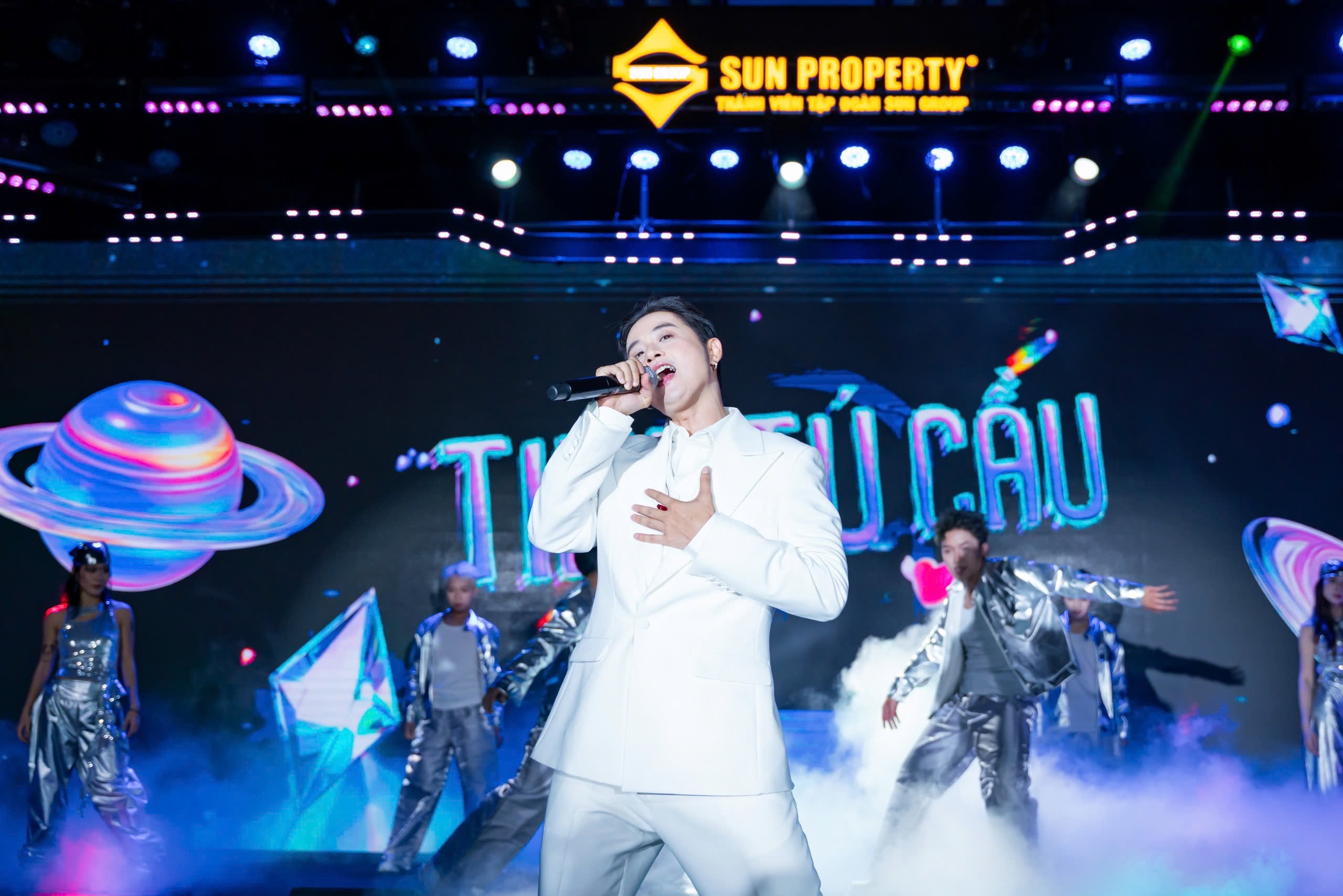 Sự kiện khép lại với loạt tiết mục nghệ thuật ấn tượng. (Ảnh: Ánh Dương)