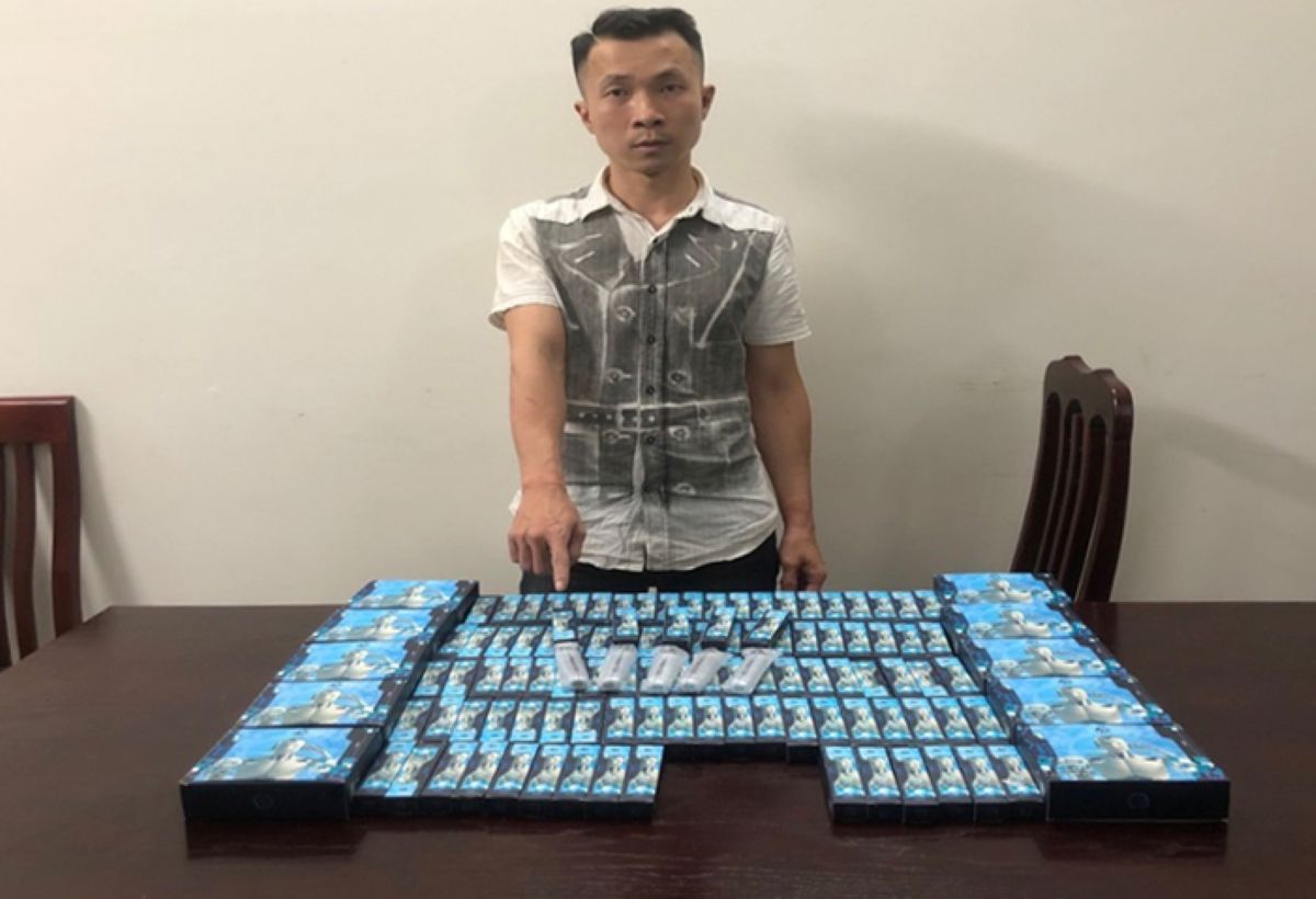 Một đối tượng buôn bán sản phẩm thuốc lá điện tử có chứa chất ma túy MDMB-4en-PINACA bị cơ quan công an bắt giữ.