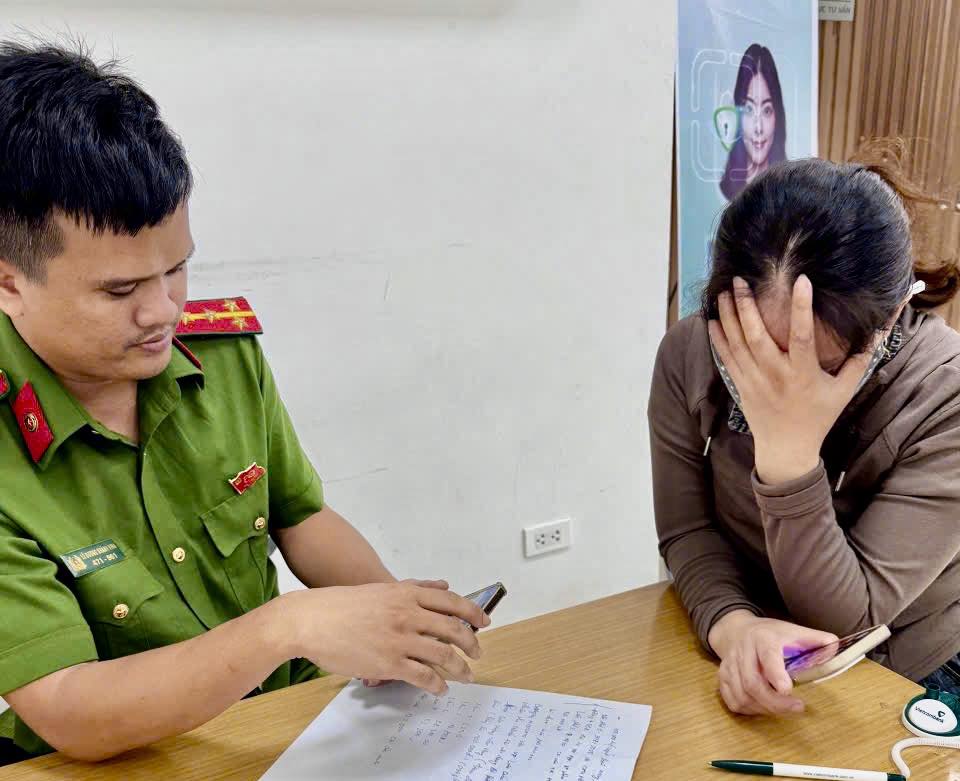 Qua sự việc, chị M gửi lời cảm ơn sâu sắc đến Tổ công tác của Công an phường Hoành Sơn và nhân viên ngân hàng đã ngăn chặn kịp thời, bảo đảm tài sản cho chị L.T.M. 