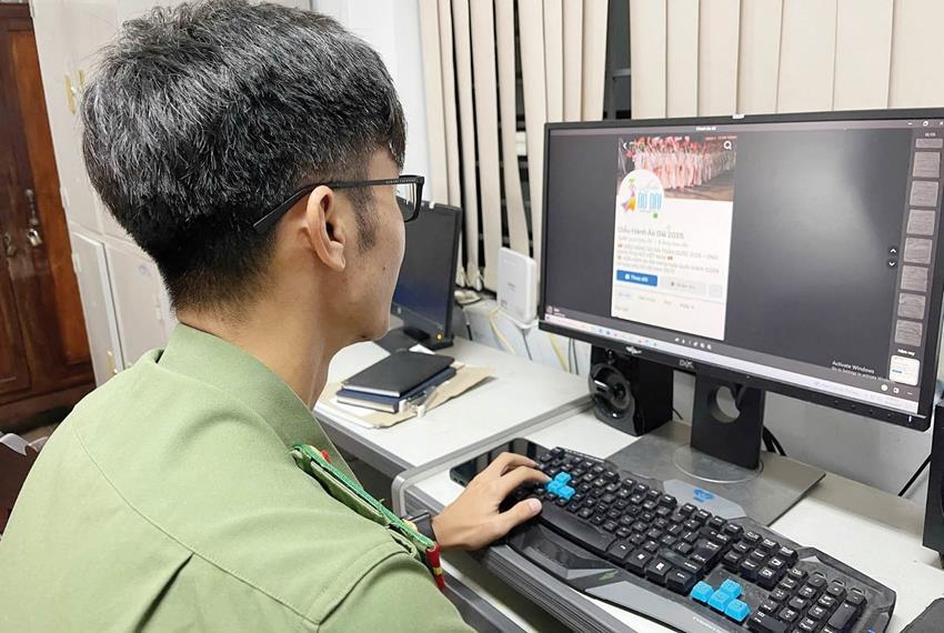 Cán bộ Phòng An ninh chính trị nội bộ - Công an TP Huế phối hợp với Sở VH&TT xác minh sự việc.